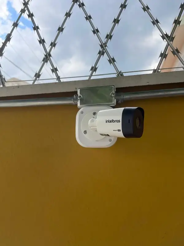 Sensor de segurança instalado no muro do imóvel