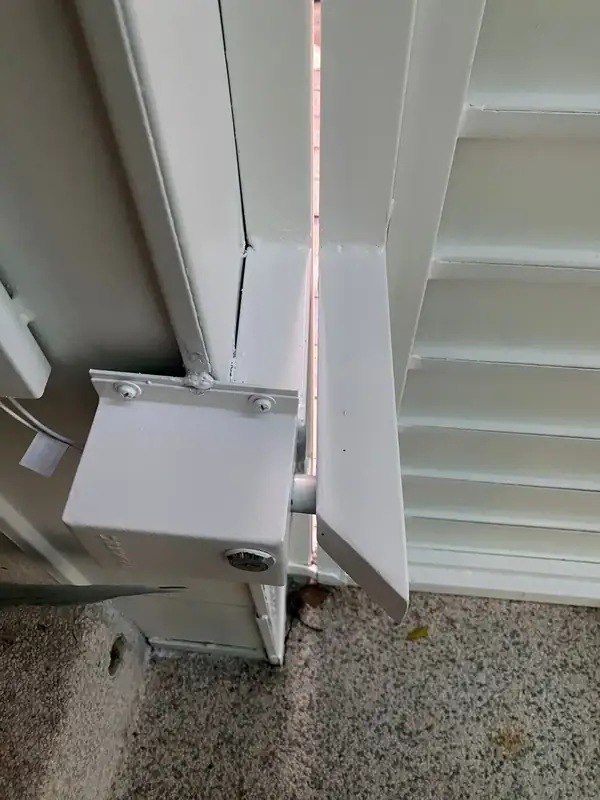 Sensor de barreira instalado na coluna do portão