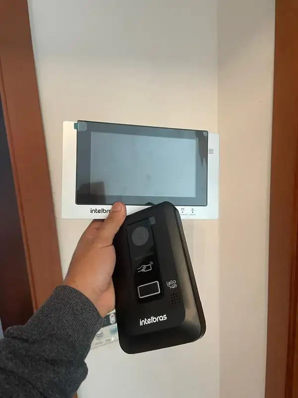 Interfone com vídeo instalado na entrada do imóvel